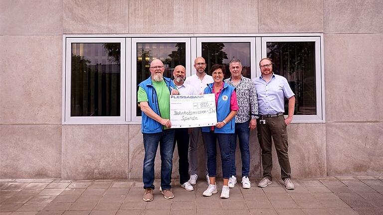 Bei der Spendenübergabe (von links): Mike Zesch, ehrenamtlicher Mitarbeiter Bahnhofsmission,, Mariusz Kaczmarski (Betriebsrat), Jürgen Schenk (Betriebsratsvorsitzender), Susanne Brand (Leitung Bahnhofsmission Schweinfurt), Peter Ziegler (Sprecher Sozialausschuss Betriebsrat) und Christian Oeser (Betriebsrat).