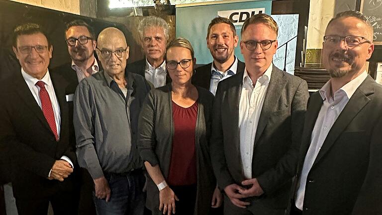 Der neu gewählte CDU-Stadtverbandsvorsitzende Dominik Martin (Zweiter von rechts) aus Gerlachsheim gemeinsam mit (von links) dem Kreisvorsitzenden Prof. Dr. Wolfgang Reinhart MdL und den Mitgliedern des geschäftsführenden Vorstands Frank Schönhöfer, Gabriel Mütsch, Egbert Wöppel, Tamara Weiland-Müller, Marco Hess und Hartmut Schäffner. (Auf dem Bild fehlen Lea Babichev und Marc Radlmair.)