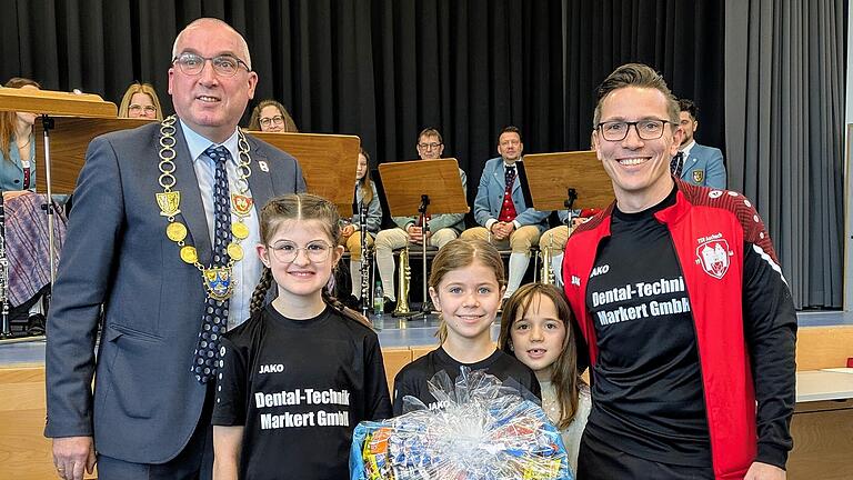 Neujahrsempfang Bad Bocklet - Bürgermeister Andreas Sandwall gratuliert Spielerinnen der Volleyball-U12-Mannschaft im TSV Aschach mit Trainer Christian Friedl für ihren Sieg der in der Kreismeisterschaft. Neujahrsempfang Bad Bocklet - Bürgermeister Andreas Sandwall gratuliert Spielerinnen der Volleyball-U12-Mannschaft im TSV Aschach mit Trainer Christian Friedl für ihren Sieg der in der Kreismeisterschaft.