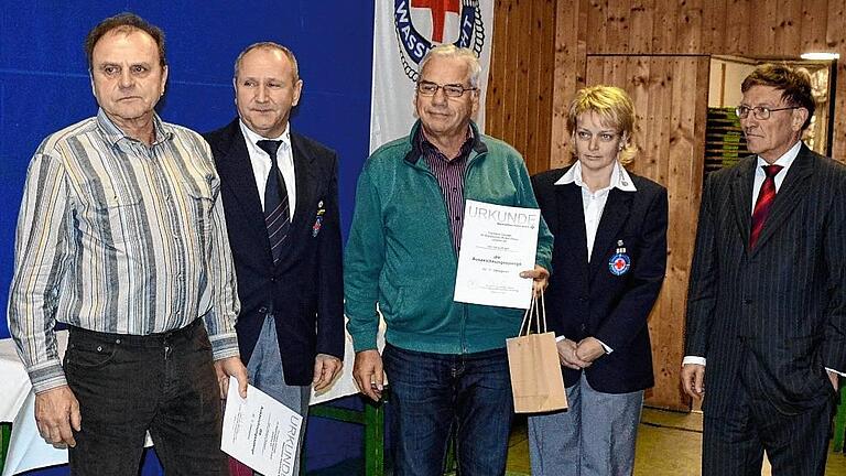 Die Ehrung für 50 Jahre Mitgliedschaft (von links): Heribert Ruppert, 1. WW-Vorsitzender Reiner Messerer, Alfred Rösch, 2. WW-Vorsitzende Gabriele Stumpf zusammen mit dem BRK-Kreisversitzenden Eberhard Sinner. Auf dem Bild fehlt Helmuth Rüppel (50.) Die Ehrung für 50 Jahre Mitgliedschaft (von links): Heribert Ruppert, 1. WW-Vorsitzender Reiner Messerer, Alfred Rösch, 2. WW-Vorsitzende Gabriele Stumpf zusammen mit dem BRK-Kreisversitzenden Eberhard Sinner. Auf dem Bild fehlt Helmuth Rüppel (50.)