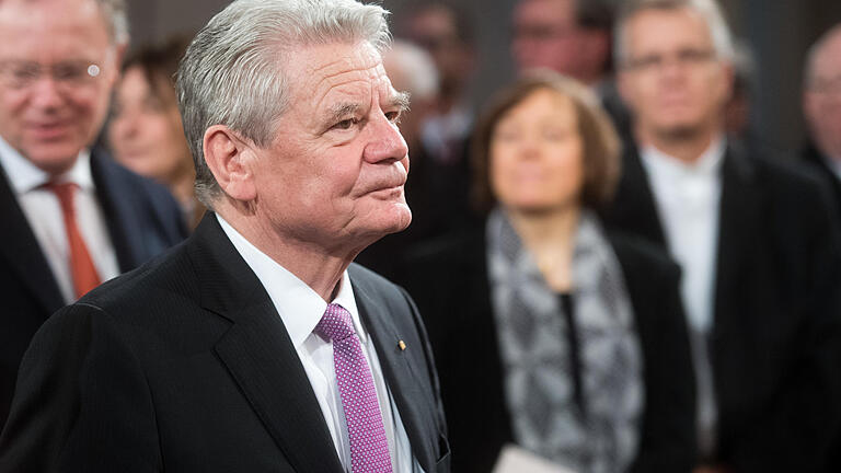Ökumenischer Buß- und Versöhnungsgottesdienst in Hildesheim - Bundespräsident Joachim Gauck kommt am 11.03.2017 in die St. Michaeliskirche in Hildesheim (Niedersachsen). Anlässlich des 500-jährigen Reformationsjubiläums feiern die katholische und evangelische Kirche einen zentralen Versöhnungsgottesdienst in Hildesheim. Foto: Julian Stratenschulte/dpa +++(c) dpa - Bildfunk+++ | Verwendung weltweit Ökumenischer Buß- und Versöhnungsgottesdienst in Hildesheim - Bundespräsident Joachim Gauck kommt am 11.03.2017 in die St. Michaeliskirche in Hildesheim (Niedersachsen). Anlässlich des 500-jährigen Reformationsjubiläums feiern die katholische und evangelische Kirche einen zentralen Versöhnungsgottesdienst in Hildesheim. Foto: Julian Stratenschulte/dpa +++(c) dpa - Bildfunk+++ | Verwendung weltweit