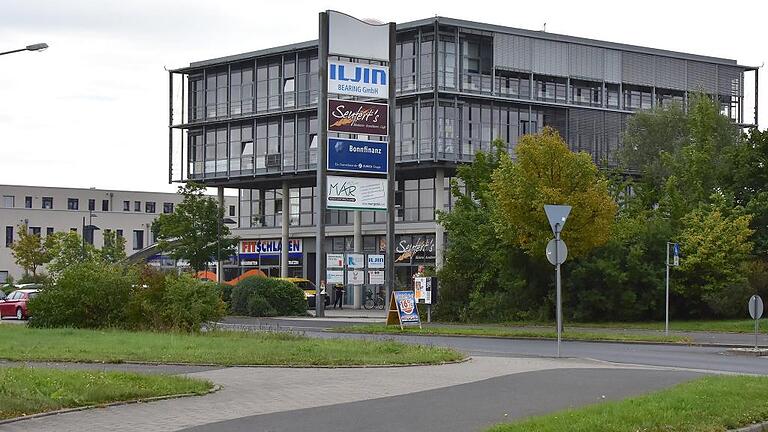 Das große Bürogebäude am ersten Kreisel und ein ganzer Business-Park bieten Platz für mehrere Mieter und auch für Firmengründer. Das große Bürogebäude am ersten Kreisel und ein ganzer Business-Park bieten Platz für mehrere Mieter und auch für Firmengründer.