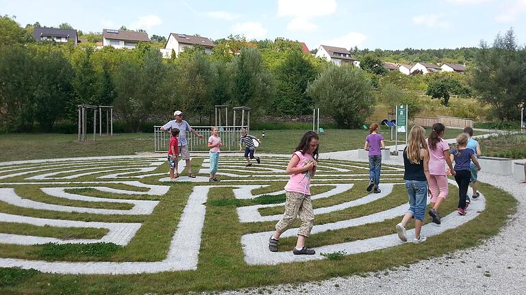 Der Gesundheitsgarten neben der Wallfahrtskirche bietet Begegnung, Aktion und Beschaulichkeit. Der Gesundheitsgarten neben der Wallfahrtskirche bietet Begegnung, Aktion und Beschaulichkeit.