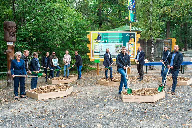 Mit Hilfe der Sponsoren entstehen neue, artgemäße Vogelvolieren im Wildpark Schweinfurt. Im Bild (von links) Britta Hornung, Wolf-Peter und Birgit Moritz, vom Förderverein Freunde des Wildparks Maurice Breitkopf, Torsten Ott, Sabine Engert und Florian Dittert, Stadt-Referent Ralf Brettin, Philipp Schmitt (Saal-Metallbau), Wildparkleiter Thomas Leier, Architekt Christoph Lamprecht und Daniel Dahinten (Tragraum-Ingenieure.) Mit Hilfe der Sponsoren entstehen neue, artgemäße Vogelvolieren im Wildpark Schweinfurt. Im Bild (von links) Britta Hornung, Wolf-Peter und Birgit Moritz, vom Förderverein Freunde des Wildparks Maurice Breitkopf, Torsten Ott, Sabine Engert und Florian Dittert, Stadt-Referent Ralf Brettin, Philipp Schmitt (Saal-Metallbau), Wildparkleiter Thomas Leier, Architekt Christoph Lamprecht und Daniel Dahinten (Tragraum-Ingenieure.)