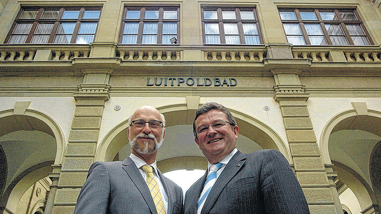 Nach der Unterschrift unter den Konsortialvertrag: OB Kay Blankenburg und Staatssekretär Franz Josef Pschierer am Luitpoldbad. Nach der Unterschrift unter den Konsortialvertrag: OB Kay Blankenburg und Staatssekretär Franz Josef Pschierer am Luitpoldbad.