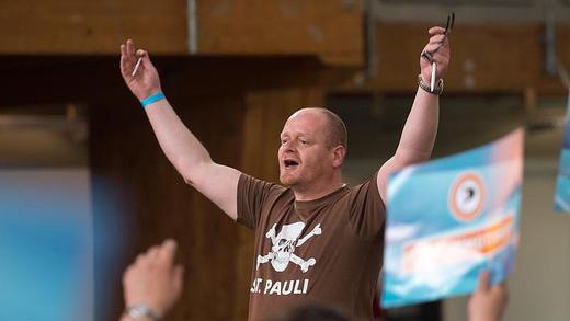 Bernd Schlömer       -  Der Bundesvorsitzende der Piratenpartei, Bernd Schlömer, macht Stimmung. Foto: Armin Weigel