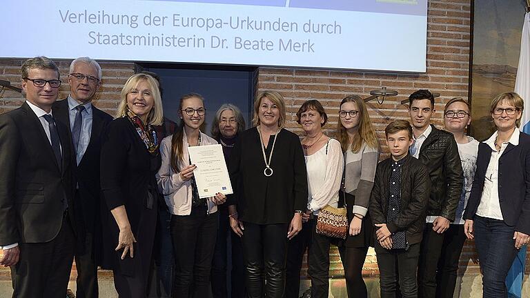 Die Haßfurter Delegation holt sich die Europa-Urkunde in Münschen (von links): Staatssekretär Bernd Sibler, Bürgermeister Günther Werner, Ministerin Beate Merk, Schülerin Paulina Manietta, Ingrid Fächer vom Freundeskreis Haßfurt-Tricastin, Rektorin Susanne Vodde, Lehrerin Barbara Schotten, die Schüler Samira Dürnhöfer, Florian Schott, Lawand Bilal und Sebastian Lutsch sowie Lehrerin Claudia Sandner.