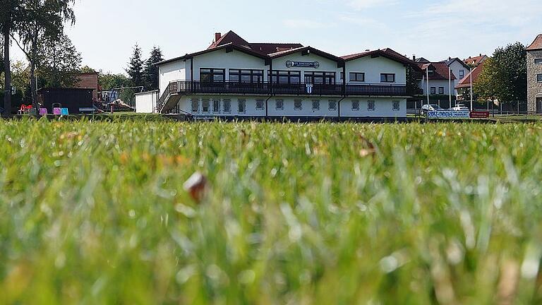 Das Spielfeld und das Vereinsheim des TSV Knetzgau sind in einem guten Zustand. Doch damit das so bleibt, ist eine Menge Arbeit nötig.