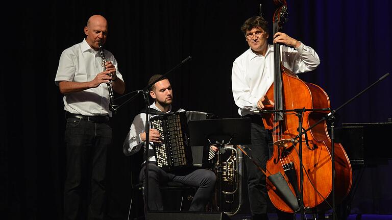 'Die Schöppli hier in Franken.' Kilian Moritz (rechts) sang in Begleitung von Matthias Ernst (links) und Sinisa Ljubojevic die neue Frankenhymne beim Saale-Musicum. 'Die Schöppli hier in Franken.' Kilian Moritz (rechts) sang in Begleitung von Matthias Ernst (links) und Sinisa Ljubojevic die neue Frankenhymne beim Saale-Musicum.