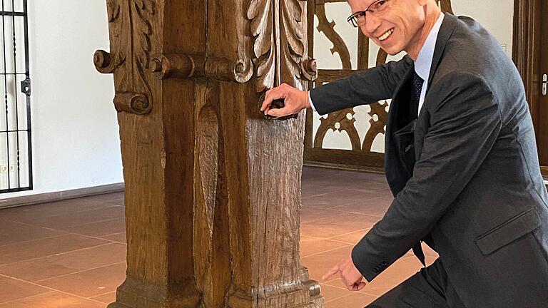 Oberbürgermeister Sebastian Remelé deutet auf eine der Säulen in der Rathausdiele, die sich beim Rathausbrand 1959 wegen der Hitze leicht gedreht haben. Die Hintergründe werden im neuen Buch 'Schweinfurter Geschichten' erzählt. Oberbürgermeister Sebastian Remelé deutet auf eine der Säulen in der Rathausdiele, die sich beim Rathausbrand 1959 wegen der Hitze leicht gedreht haben. Die Hintergründe werden im neuen Buch 'Schweinfurter Geschichten' erzählt.