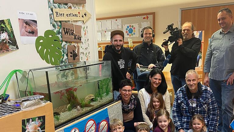 Ein Team vom Bayerischen Rundfunk mit Benjamin Rost, Tino Müller und Tilman Strauch (hinten von links) machte im St. Vinzenz Kindergarten Burglauer eine Reportage über die Haustiere der Tiergartengruppe, die Axolots. Vorne von links die Pädagoginnen Elke Schmitt, Elke Mangold sowie Axolot-Züchter Michael Lachnitt, hinten rechts Peter Kraus, Vorsitzender des Trägervereins St. Vinzenz. Ein Team vom Bayerischen Rundfunk mit Benjamin Rost, Tino Müller und Tilman Strauch (hinten von links) machte im St. Vinzenz Kindergarten Burglauer eine Reportage über die Haustiere der Tiergartengruppe, die Axolots. Vorne von links die Pädagoginnen Elke Schmitt, Elke Mangold sowie Axolot-Züchter Michael Lachnitt, hinten rechts Peter Kraus, Vorsitzender des Trägervereins St. Vinzenz.