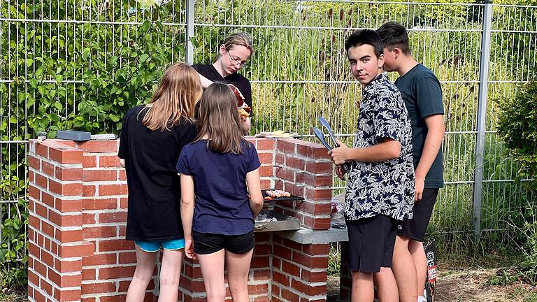 Im Bild: Schülerinnen und Schüler der Montessori-Mittelschule beim ersten Angrillen. Im Bild: Schülerinnen und Schüler der Montessori-Mittelschule beim ersten Angrillen.