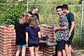 Im Bild: Schülerinnen und Schüler der Montessori-Mittelschule beim ersten Angrillen.