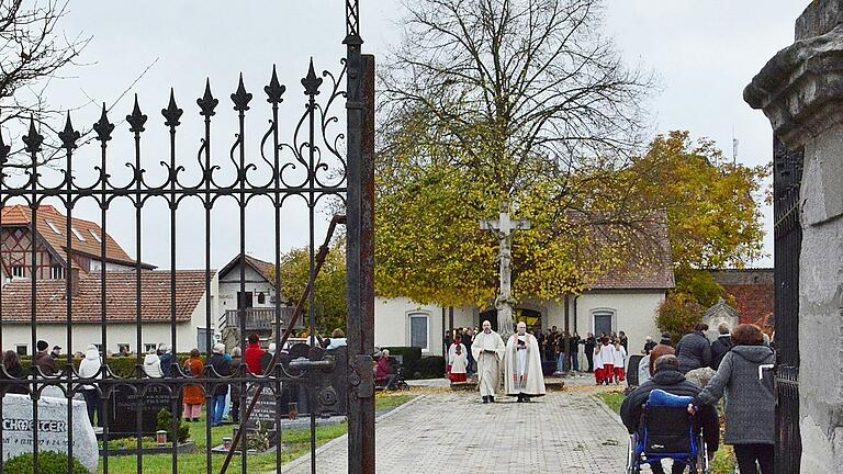 Am Friedhof in Bad Königshofen gab es, wie in anderen Gemeinden, eine Andacht zu Allerheiligen. In ökumenischer Gemeinsamkeit wurde die von Pfarrer Stephan Frank und seinem evangelischen Amtsbruder Pfarrer Lutz Mertten gestaltet.