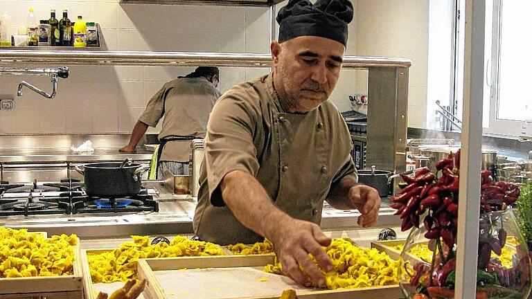 Der Chefkoch bereitet persönlich die leckeren Tortellini vor.