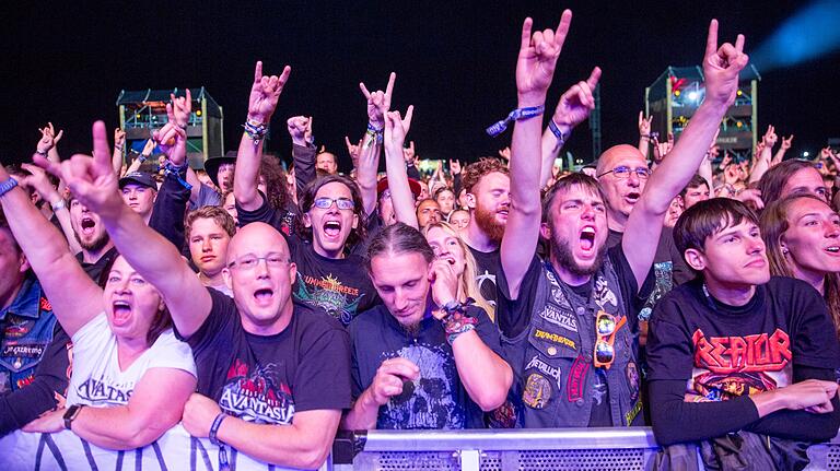 Hoch mit der Pommesgabel: 40000 Fans feiern auf dem Summer Breeze Open Air über 120 Bands. Hoch mit der Pommesgabel: 40000 Fans feiern auf dem Summer Breeze Open Air über 120 Bands.