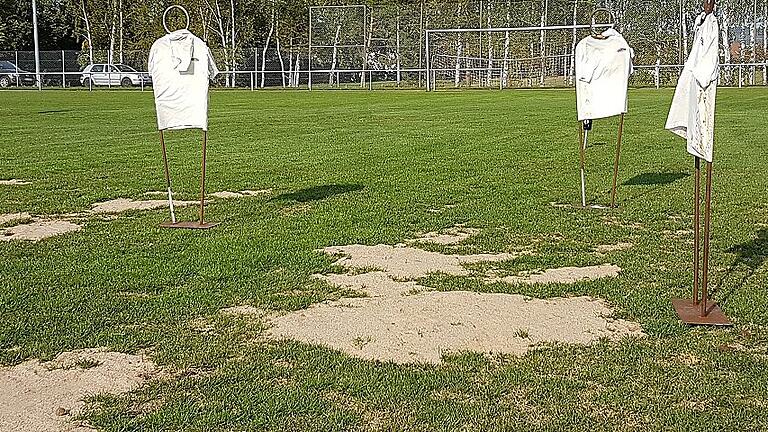 Vorbeifahrende Radler und Wanderer wundern sich über die Spieler-Attrappen. Doch selbst die können sie nicht schrecken. Krähen haben am Merkershäuser Sportplatz größeren Schaden angerichtet. Vorbeifahrende Radler und Wanderer wundern sich über die Spieler-Attrappen. Doch selbst die können sie nicht schrecken. Krähen haben am Merkershäuser Sportplatz größeren Schaden angerichtet.