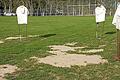 Vorbeifahrende Radler und Wanderer wundern sich über die Spieler-Attrappen. Doch selbst die können sie nicht schrecken. Krähen haben am Merkershäuser Sportplatz größeren Schaden angerichtet.