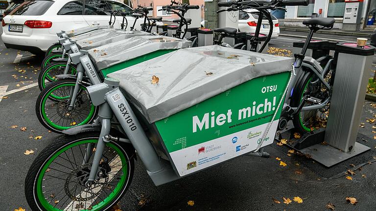 Ab sofort können E-Lastenräder im Würzburger Stadtgebiet ausgeliehen werden.. Hier ist die Station am Grombühler Wagnerplatz zu sehen.