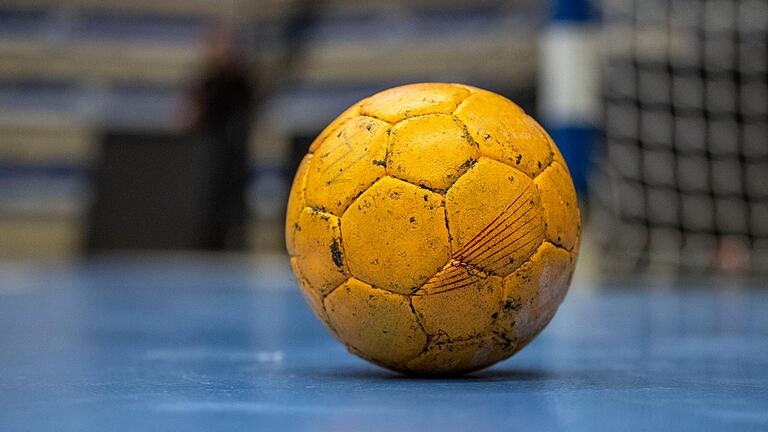 Die Handballer der Spielgemeinschaft aus Karlstadt und Thüngersheim haben das entscheidende Saisonspiel gegen den TSV Partenstein II gewonnen und steigen in die Bezirksliga auf (Symbolbild). Die Handballer der Spielgemeinschaft aus Karlstadt und Thüngersheim haben das entscheidende Saisonspiel gegen den TSV Partenstein II gewonnen und steigen in die Bezirksliga auf (Symbolbild).