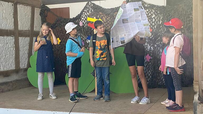 Wo geht es zum Kirschgarten? Beim Theater am Sommernachtsfest spielten die Kinder und Jugendliche das Stück 'Ein märchenhafter Wandertag'. Wo geht es zum Kirschgarten? Beim Theater am Sommernachtsfest spielten die Kinder und Jugendliche das Stück 'Ein märchenhafter Wandertag'.