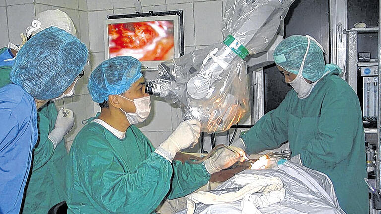 Blick in den OP-Saal des EMJJ-Krankenhauses in Ulan Bator: Dank der Hilfe von Manfred Haas wird hier mit einer modernen Video-Audio-Übertragungsanlage gearbeitet. Blick in den OP-Saal des EMJJ-Krankenhauses in Ulan Bator: Dank der Hilfe von Manfred Haas wird hier mit einer modernen Video-Audio-Übertragungsanlage gearbeitet.