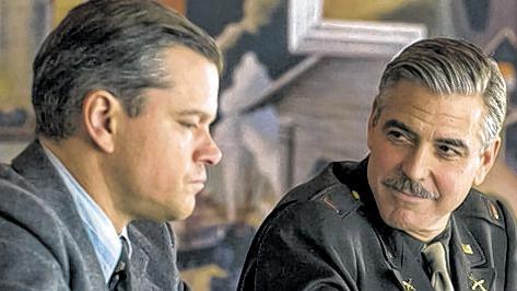 Matt Damon (links) und George Clooney in dem Film &bdquo;Monuments Men&ldquo;.