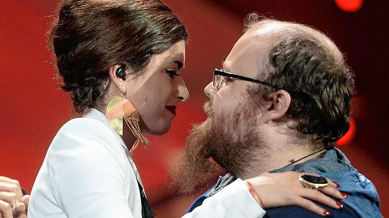 Ann Sophie und Andreas Kümmert - Der deutsche Vorentscheid zum Eurovision Song Contest (ESC) endet mit einem Eklat: Der Sieger der Zuschauerabstimmung, Andreas Kümmert aus Schaippach, erklärt nach seiner Wahl in Hannover überraschend seinen Verzicht auf die Teilnahme am Finale am 23. Mai. „Ich bin nicht wirklich in der Verfassung, diese Wahl anzunehmen“, sagt der 28-Jährige nach seinem Sieg. Der Verzicht Kümmerts ist in der deutschen ESC-Geschichte beispiellos. Kümmert begründet seine für alle Anwesenden überraschende Entscheidung damit, dass er glaube, dass er es nicht so gut könne wie die von ihm in der Zuschauerabstimmung bezwungene Ann Sophie. Das sieht man in Europa anders: Beim Finale in Wien landet Ann Sophie auf dem letzten Platz. Ann Sophie und Andreas Kümmert - Der deutsche Vorentscheid zum Eurovision Song Contest (ESC) endet mit einem Eklat: Der Sieger der Zuschauerabstimmung, Andreas Kümmert aus Schaippach, erklärt nach seiner Wahl in Hannover überraschend seinen Verzicht auf die Teilnahme am Finale am 23. Mai. „Ich bin nicht wirklich in der Verfassung, diese Wahl anzunehmen“, sagt der 28-Jährige nach seinem Sieg. Der Verzicht Kümmerts ist in der deutschen ESC-Geschichte beispiellos. Kümmert begründet seine für alle Anwesenden überraschende Entscheidung damit, dass er glaube, dass er es nicht so gut könne wie die von ihm in der Zuschauerabstimmung bezwungene Ann Sophie. Das sieht man in Europa anders: Beim Finale in Wien landet Ann Sophie auf dem letzten Platz.