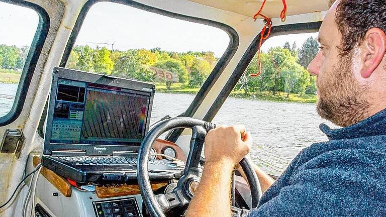 Matthias Waedt muss den See möglichst genau entlang der vorgegeben Linien befahren. Eine Abweichung von bis zu drei Metern ist noch tolerierbar. Matthias Waedt muss den See möglichst genau entlang der vorgegeben Linien befahren. Eine Abweichung von bis zu drei Metern ist noch tolerierbar.