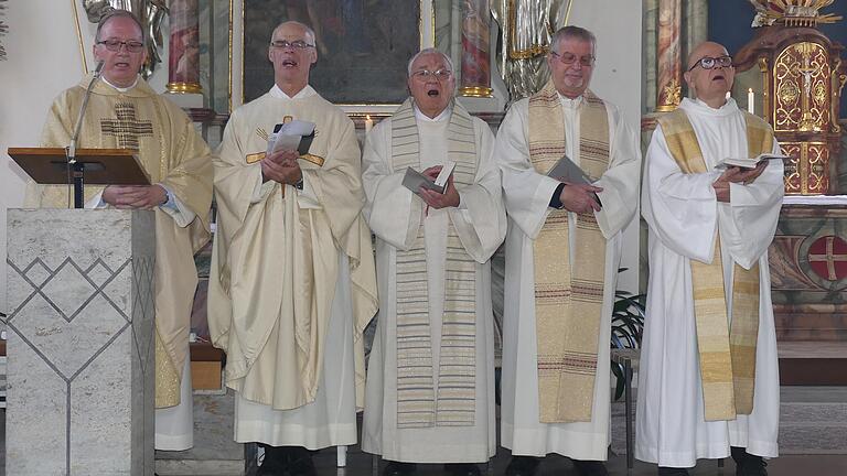 Fünf Pfarrer zelebrierten den Festgottesdienst zur 50-jährigen Weihe der Pfarrkirche Petri Stuhlfeier und St. Bartholomäus Weisbach. Das Bild zeigt (von links) Generalvikar und Domkapitular Thomas Keßler, Pfarrer Manfred Endres sowie die ehemaligen Weisbacher Pfarrer Pater Ibba, Niko Zovkic und Andreas Bosl. Fünf Pfarrer zelebrierten den Festgottesdienst zur 50-jährigen Weihe der Pfarrkirche Petri Stuhlfeier und St. Bartholomäus Weisbach. Das Bild zeigt (von links) Generalvikar und Domkapitular Thomas Keßler, Pfarrer Manfred Endres sowie die ehemaligen Weisbacher Pfarrer Pater Ibba, Niko Zovkic und Andreas Bosl.