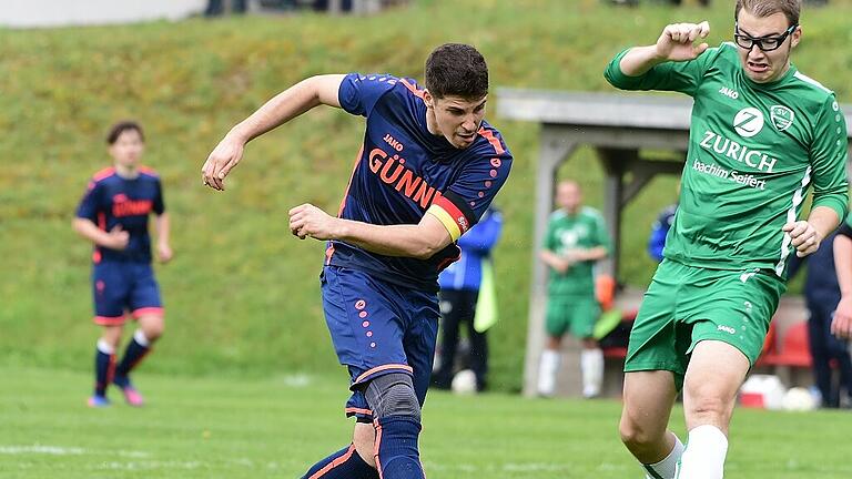 Matchwinner: Nico Müller (links), der hier gerade abzogen hat, erzielte alle drei Treffer beim 3.1-Sieg der SG Heustreu/Hollstadt beim nunmehr als Absteiger feststehenden SV Eichenhausen/Saal. Matchwinner: Nico Müller (links), der hier gerade abzogen hat, erzielte alle drei Treffer beim 3.1-Sieg der SG Heustreu/Hollstadt beim nunmehr als Absteiger feststehenden SV Eichenhausen/Saal.