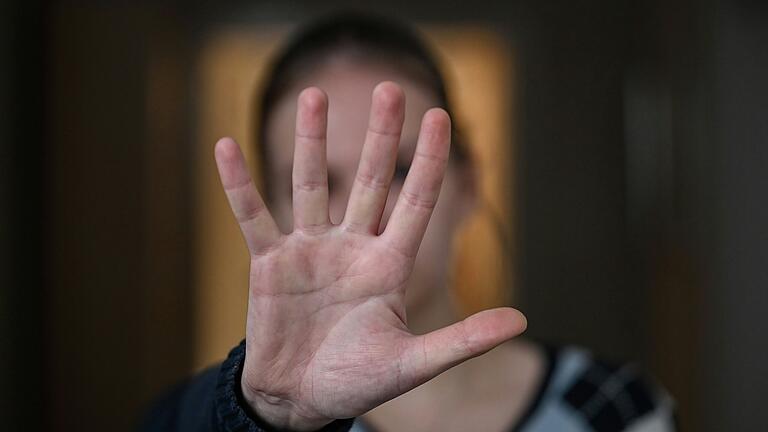 Eine Frau erhebt die Stimme: Sie wurde in der Beziehung über drei Jahre von ihrem ersten Freund vergewaltigt und missbraucht. Eine Frau erhebt die Stimme: Sie wurde in der Beziehung über drei Jahre von ihrem ersten Freund vergewaltigt und missbraucht.