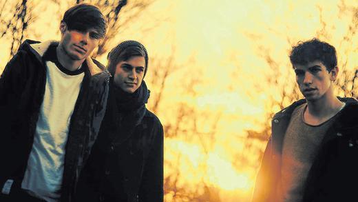 Shaky Foundation: von links Jannis Scheurich (Schlagzeug, Background-Gesang), Sebastian Höhn (E-Bass, Synthies) und Maximilian Seeger (Gesang, Gitarre). Das Bild stammt von Lukas Kunzmann aus Duttenbrunn, der auch schon Musikvideos für die Band produziert hat. Shaky Foundation: von links Jannis Scheurich (Schlagzeug, Background-Gesang), Sebastian Höhn (E-Bass, Synthies) und Maximilian Seeger (Gesang, Gitarre). Das Bild stammt von Lukas Kunzmann aus Duttenbrunn, der auch schon Musikvideos für die Band produziert hat.