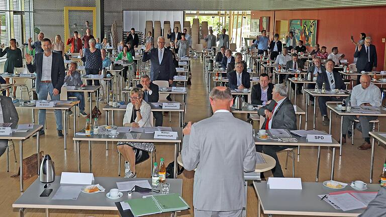 22 neue Mitglieder des Kreistags Haßberge wurden in der konstituierenden Sitzung am Montag von Landrat Wilhelm Schneider (im Vordergrund) vereidigt, zwei davon gehörten dem Gremium allerdings früher schon einmal an.