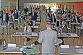22 neue Mitglieder des Kreistags Haßberge wurden in der konstituierenden Sitzung am Montag von Landrat Wilhelm Schneider (im Vordergrund) vereidigt, zwei davon gehörten dem Gremium allerdings früher schon einmal an.