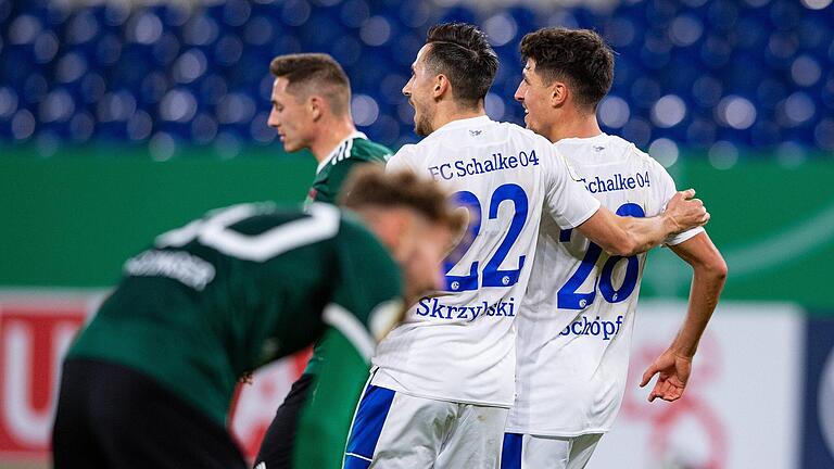 Schalkes Alessandro Schöpf (rechts) bejubelt eines seiner beiden Tore mit Steven Skrzybski. Ungachtet der Niederlage boten die viertklassigen Schweinfurter aber eine starke Leistung. Foto: Guido Kirchner/dpa       -  Schalkes Alessandro Schöpf (rechts) bejubelt eines seiner beiden Tore mit Steven Skrzybski. Ungachtet der Niederlage boten die viertklassigen Schweinfurter aber eine starke Leistung. Foto: Guido Kirchner/dpa