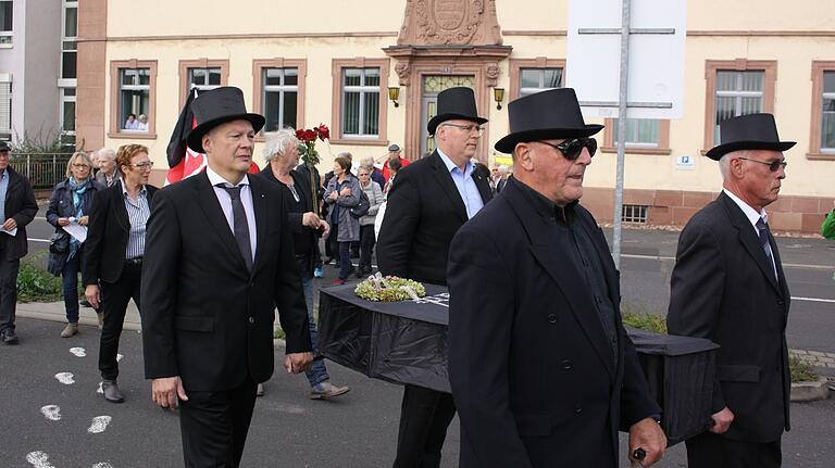 'Du musstest viel zu früh gehen' – am 30. September trug die Bürgerinitiative das Krankenhaus Karlstadt symbolisch zu Grabe.