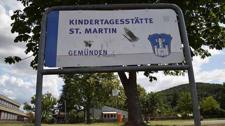 Der Gemündener Kindergarten St. Martin im Hofweg in Gemünden: Weil der Bedarf nach Kita-Plätzen so groß ist, soll auf der Rasenfläche neben dem Hallenbad ein Neubau entstehen.&nbsp;