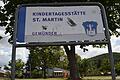 Der Gemündener Kindergarten St. Martin im Hofweg in Gemünden: Weil der Bedarf nach Kita-Plätzen so groß ist, soll auf der Rasenfläche neben dem Hallenbad ein Neubau entstehen.&nbsp;