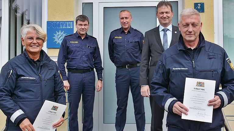 Vera Werner und Rainer Habermann (beide Eyershausen) sind seit zehn Jahren ehrenamtlich als Sicherheitswacht im Stadtgebiet von Bad Königshofen unterwegs. Dafür erhielten sie nun eine Urkunde. Unser Bild zeigt die Geehrten mit (hinten von links) den Polizeihauptkommissaren Joachim Höpfert und Thomas Reubelt sowie Bürgermeister Thomas Helbling.
