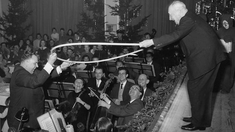 1958 gab es bei der Kugelfischer-Weihnachtsfeier im Saal der Jugend in Schweinfurt über die Köpfe des Orchesters hinweg von Georg Schäfer alias 'Papa Schäfer' (rechts auf der Bühne) einen Hula-Hoop-Reifen für Direktor Dörfler. 1958 gab es bei der Kugelfischer-Weihnachtsfeier im Saal der Jugend in Schweinfurt über die Köpfe des Orchesters hinweg von Georg Schäfer alias 'Papa Schäfer' (rechts auf der Bühne) einen Hula-Hoop-Reifen für Direktor Dörfler. 
