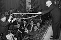 1958 gab es bei der Kugelfischer-Weihnachtsfeier im Saal der Jugend in Schweinfurt über die Köpfe des Orchesters hinweg von Georg Schäfer alias 'Papa Schäfer' (rechts auf der Bühne) einen Hula-Hoop-Reifen für Direktor Dörfler.&nbsp;