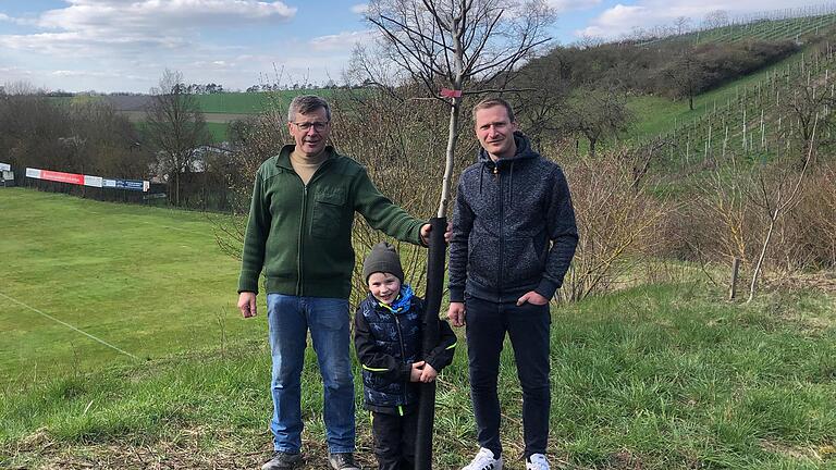 Drei Generationen, ein Ziel: Familie Derra (von links: Hilmar, Luka und Alexander) möchte in Prappach zum Erhalt der Obstbaumkultur beitragen. Drei Generationen, ein Ziel: Familie Derra (von links: Hilmar, Luka und Alexander) möchte in Prappach zum Erhalt der Obstbaumkultur beitragen.