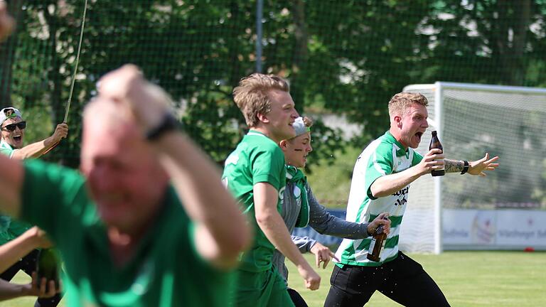 Überbordende Freude wird es auch in diesem Jahr in der Rhöner Relegation geben. Nur der Triumph-Sprint mit einer Flasche in der Hand wird nicht mehr so einfach durch ein Verbandsverbot. - Überbordende Freude wird es auch in diesem Jahr in der Rhöner Relegation geben. Nur der Triumph-Sprint mit einer Flasche in der Hand wird nicht mehr so einfach durch ein Verbandsverbot. Überbordende Freude wird es auch in diesem Jahr in der Rhöner Relegation geben. Nur der Triumph-Sprint mit einer Flasche in der Hand wird nicht mehr so einfach durch ein Verbandsverbot. - Überbordende Freude wird es auch in diesem Jahr in der Rhöner Relegation geben. Nur der Triumph-Sprint mit einer Flasche in der Hand wird nicht mehr so einfach durch ein Verbandsverbot.