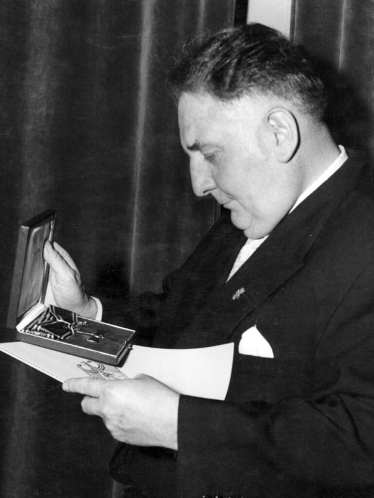 Willy Sachs erhielt - in Anerkennung seiner sozialen Verantwortung als Unternehmer, unter anderem der Wiedererrichtung der Ernst-Sachs-Hilfe als betriebliche Altersversorgung - 1957 das Bundesverdienstkreuz. Willy Sachs erhielt - in Anerkennung seiner sozialen Verantwortung als Unternehmer, unter anderem der Wiedererrichtung der Ernst-Sachs-Hilfe als betriebliche Altersversorgung - 1957 das Bundesverdienstkreuz.