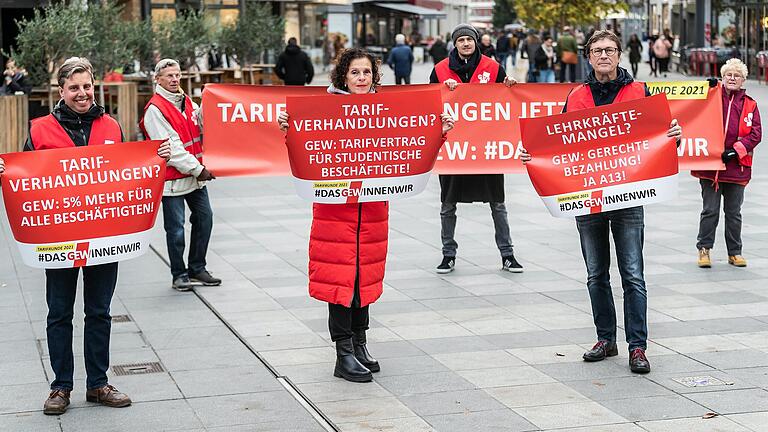 Gerade mal sechs Teilnehmer nahmen am Mittwoch bei der Kundgebung der GEW Bayern 'Lehrkräfte trauern um Bildung' teil. Auf dem QR-Feld in der Würzburger Eichhornstraße setzten sie sich für die Rechte von Lehrkräften ein. Gerade mal sechs Teilnehmer nahmen am Mittwoch bei der Kundgebung der GEW Bayern 'Lehrkräfte trauern um Bildung' teil. Auf dem QR-Feld in der Würzburger Eichhornstraße setzten sie sich für die Rechte von Lehrkräften ein.