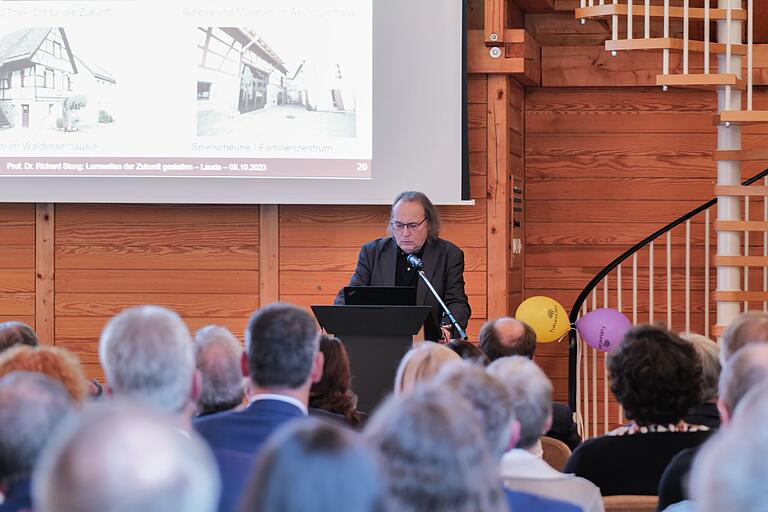 Professor Richard Stang sprach im Rathaussaal in Lauda über die Bedeutung von physischen Räumen für das Lernen.