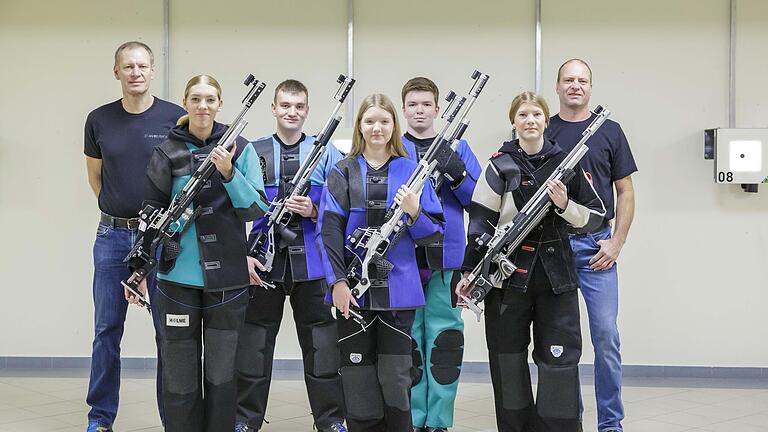 Unser Bild zeigt die erfolgreichen Sportschützen der Schützengilde Poppenroth mit (von links) Trainer Andreas Binder, Leni Binder, Phillip Metz, Annika Kröckel, Julian Goll, Milla Metz und Trainer Matthias Metz.       -  Unser Bild zeigt die zuletzt so erfolgreichen Sportschützen der Schützengilde Poppenroth mit (von links) Trainer Andreas Binder, Leni Binder, Phillip Metz, Annika Kröckel, Julian Goll, Milla Metz und Trainer Matthias Metz.