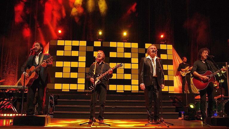 „The Italian Bee Gees“ mit dem Musical „Massachusetts“ begeistern in Bad Kissingen. - „The Italian Bee Gees“ mit dem Musical „Massachusetts“ begeistern in Bad Kissingen. „The Italian Bee Gees“ mit dem Musical „Massachusetts“ begeistern in Bad Kissingen. - „The Italian Bee Gees“ mit dem Musical „Massachusetts“ begeistern in Bad Kissingen.