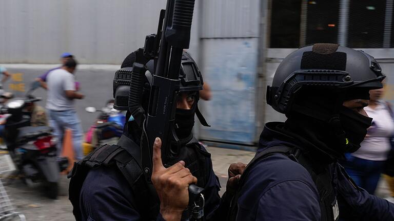 Nach der Präsidentenwahl in Venezuela       -  Die Polizei geht hart gegen Demonstranten vor.